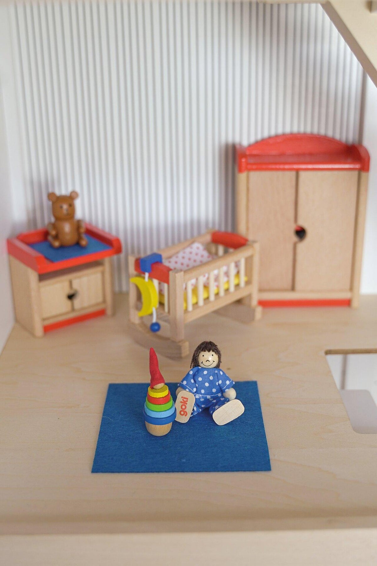 Puppenmöbel Kinderzimmer mit Wickelkommode und Schrank – weitere Ansicht