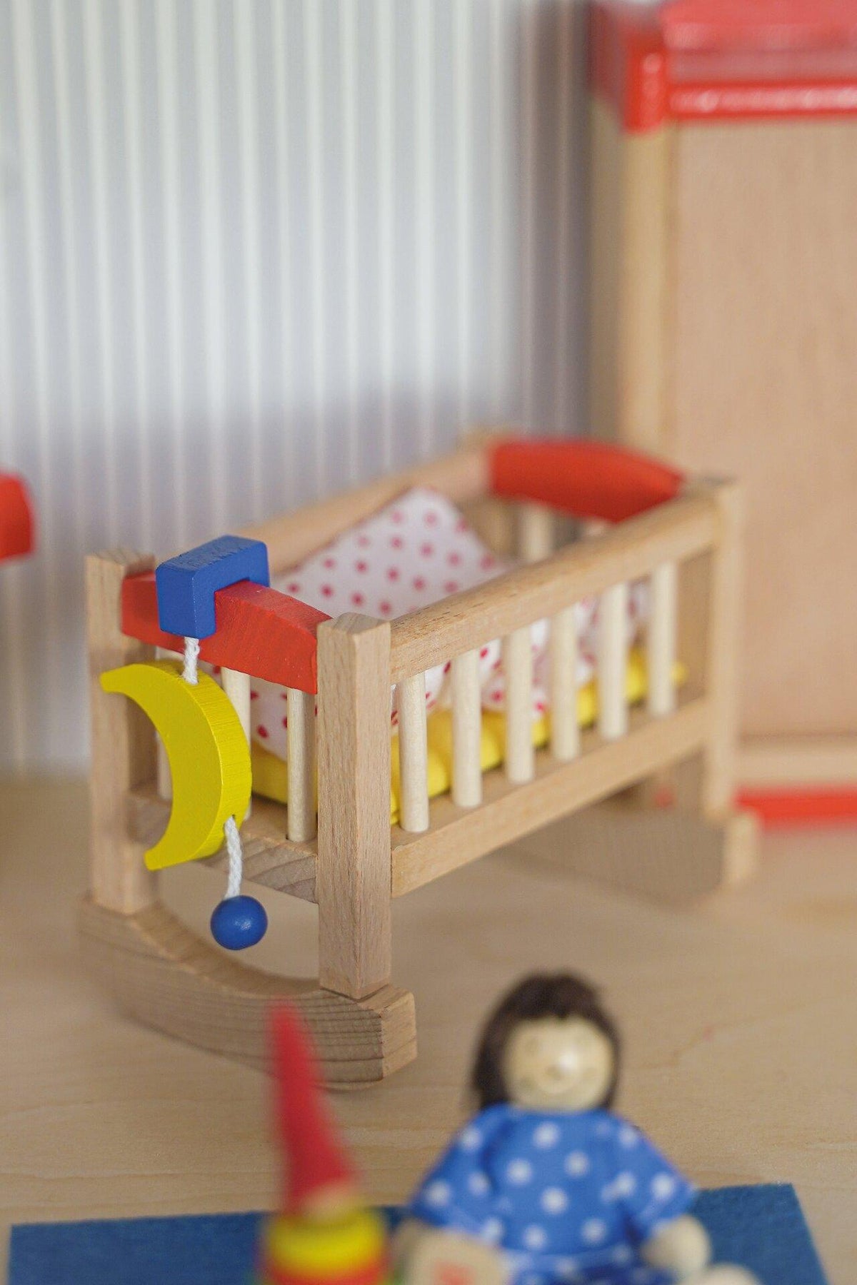 Puppenmöbel Kinderzimmer mit Wickelkommode und Schrank – weitere Ansicht