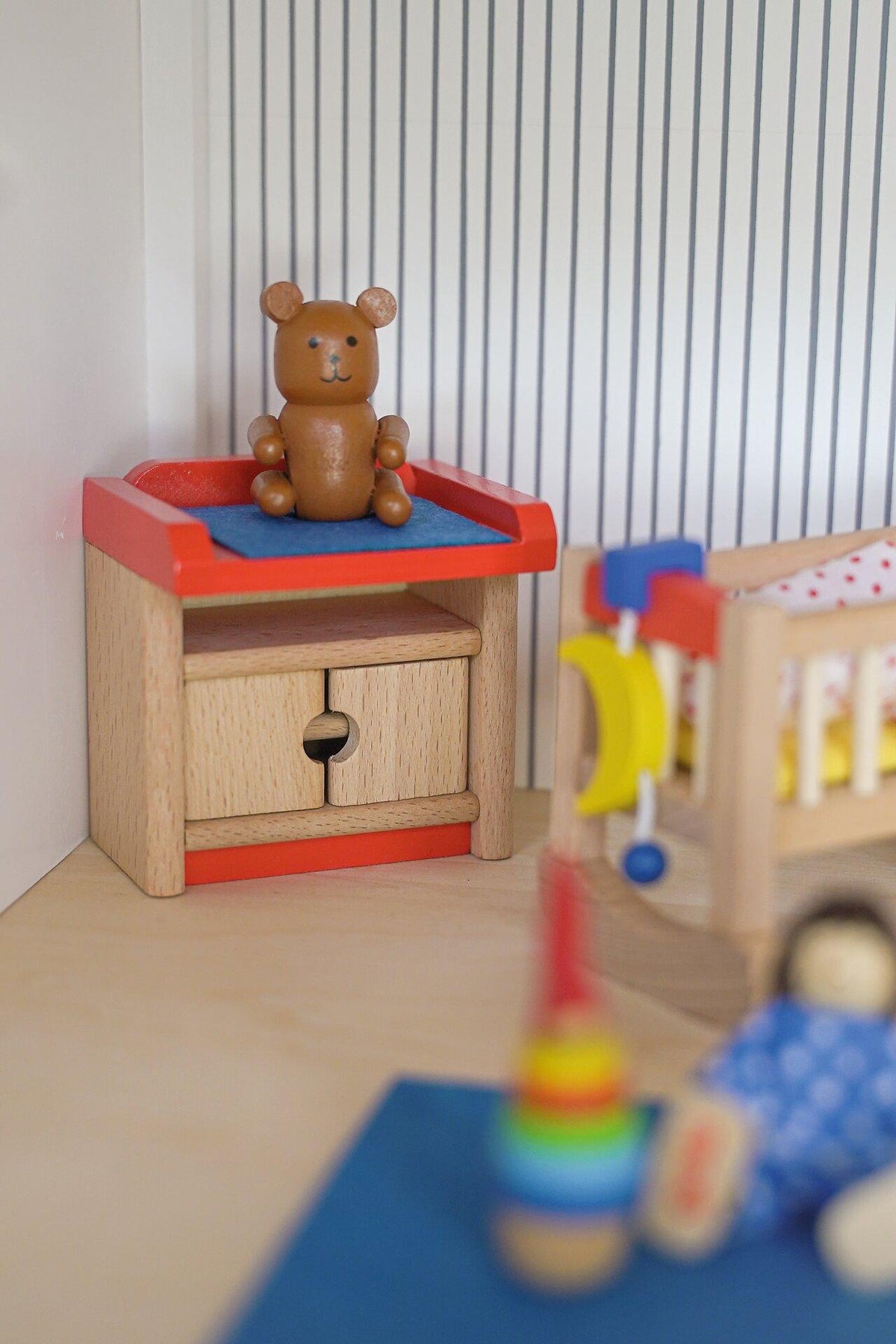 Puppenmöbel Kinderzimmer mit Wickelkommode und Schrank – weitere Ansicht