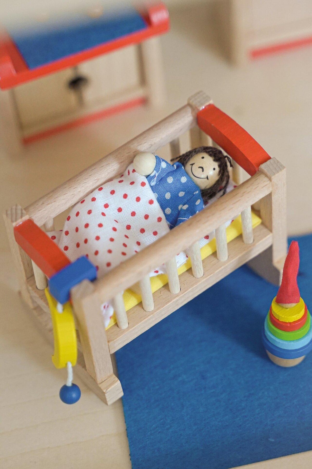 Puppenmöbel Kinderzimmer mit Wickelkommode und Schrank – weitere Ansicht