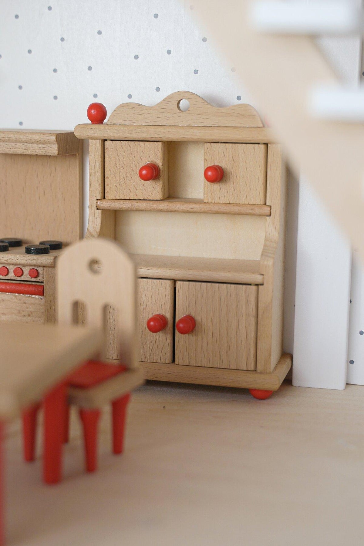 Puppenmöbel Küche aus Buchenholz mit hohem Schrank – weitere Ansicht