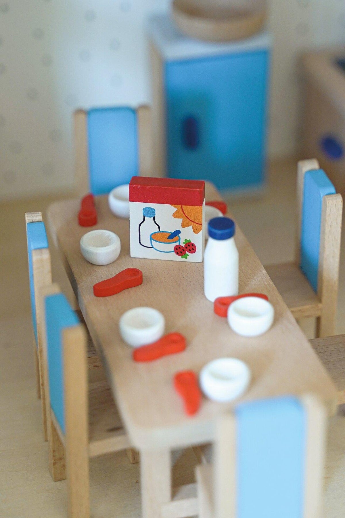 Puppenmöbel Küche mit Tresen, Barhockern und Esstisch – weitere Ansicht