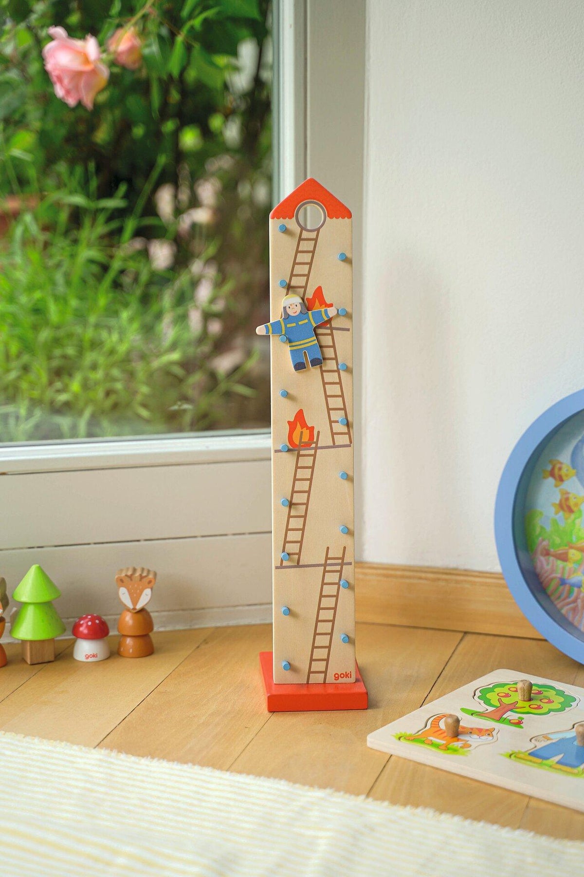 Purzelmännchen Brandmeister Benno am Holzturm mit Leitern