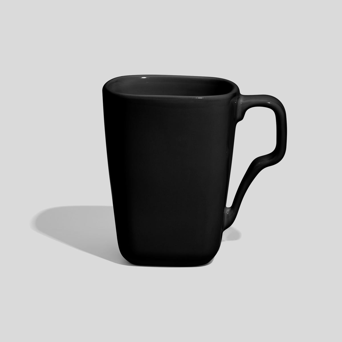 Quadratische Keramiktasse 330 ml mit Schwunghenkel – Schwarz