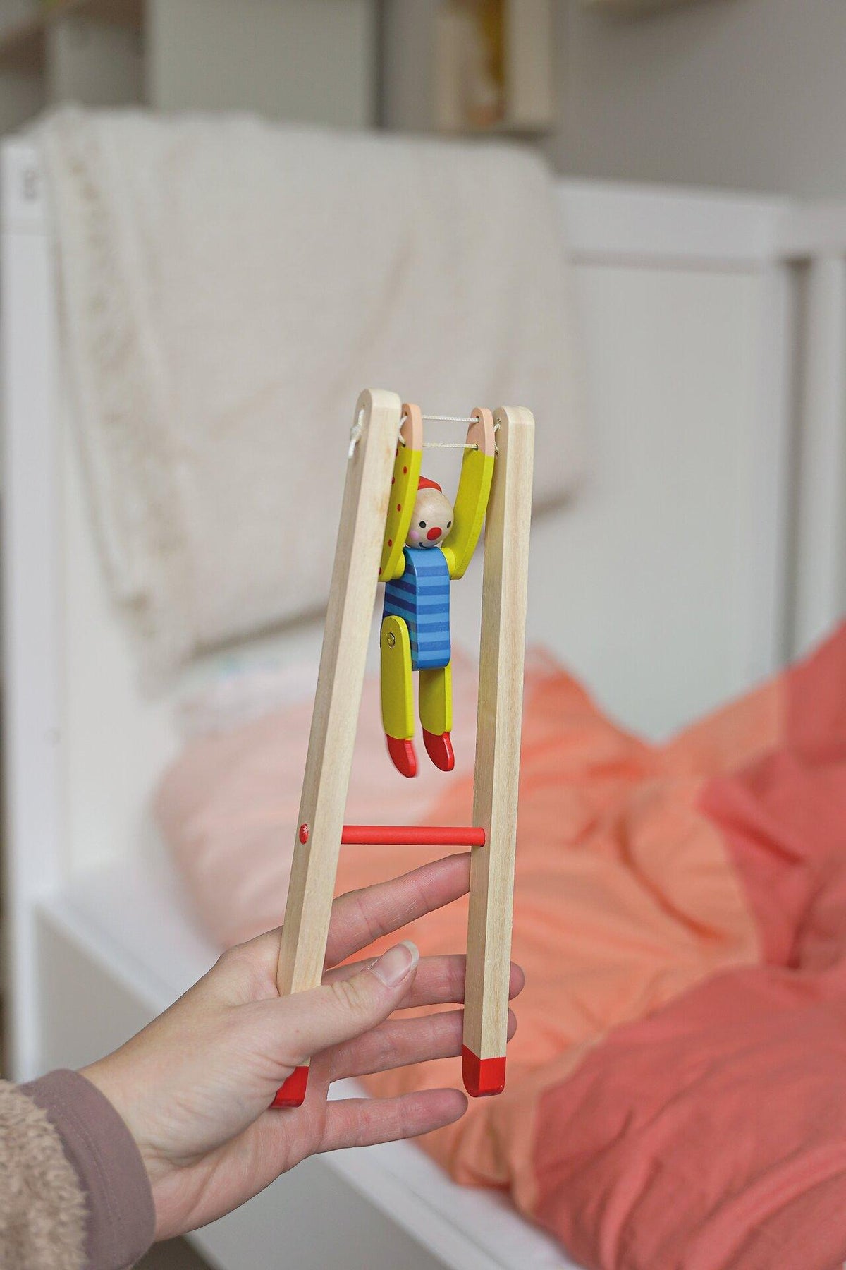 Reckturner Clown Linoh aus Holz am Gestell – weitere Ansicht