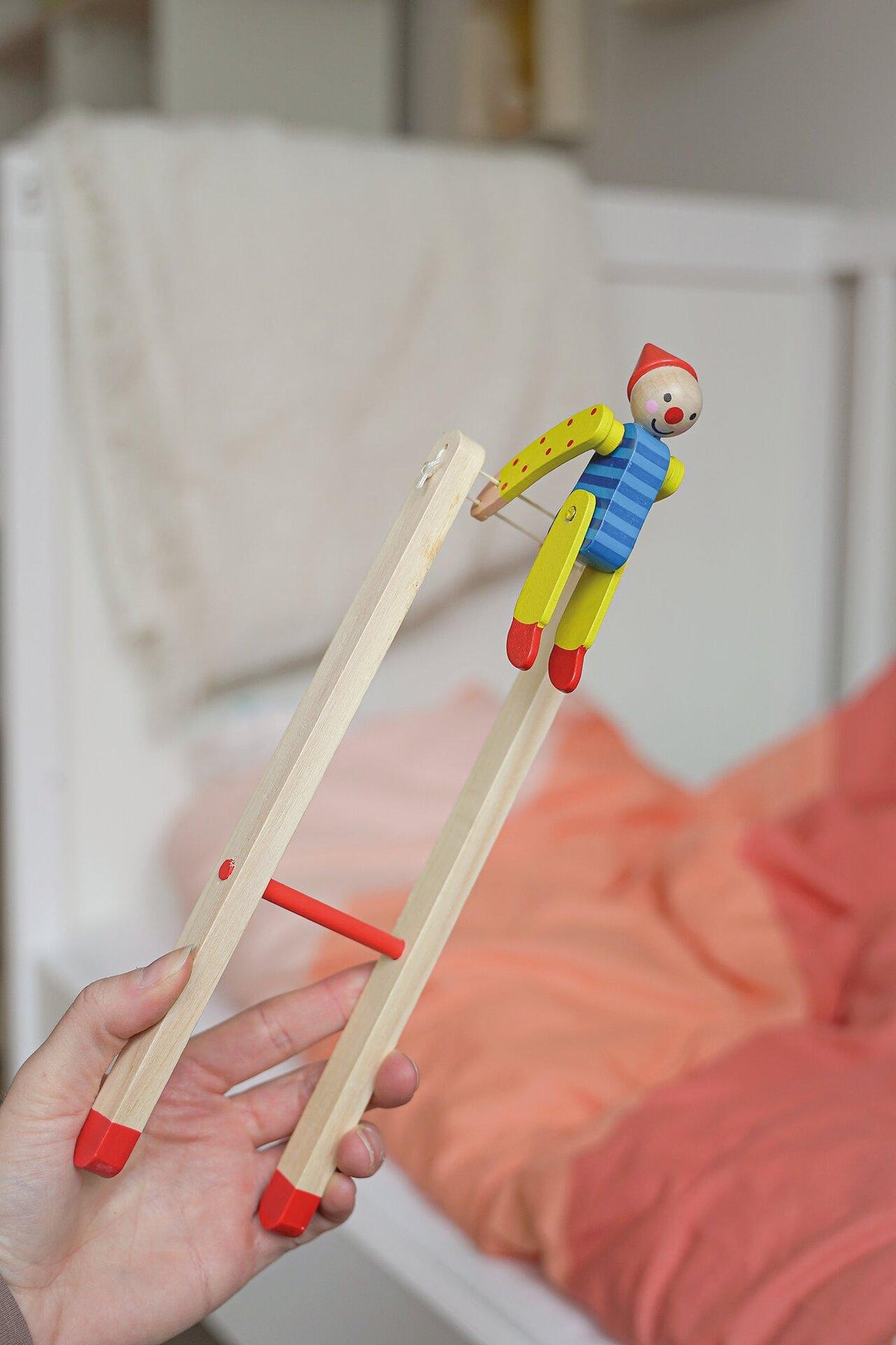 Reckturner Clown Linoh aus Holz am Gestell – weitere Ansicht