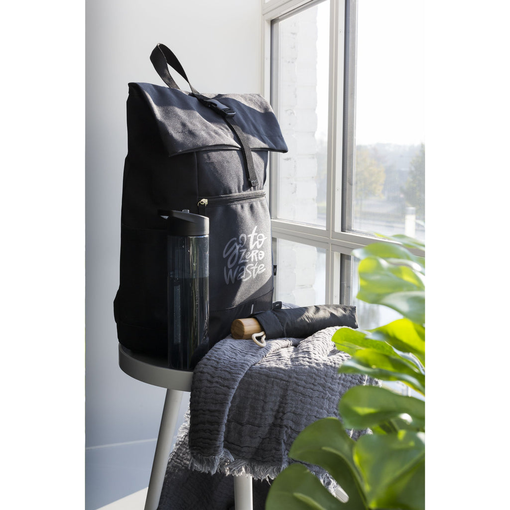 Rolltop Rucksack mit Fassungsvermögen von 20 Litern - Nachhaltig und geräumig als umweltbewusster Werbeartikel.