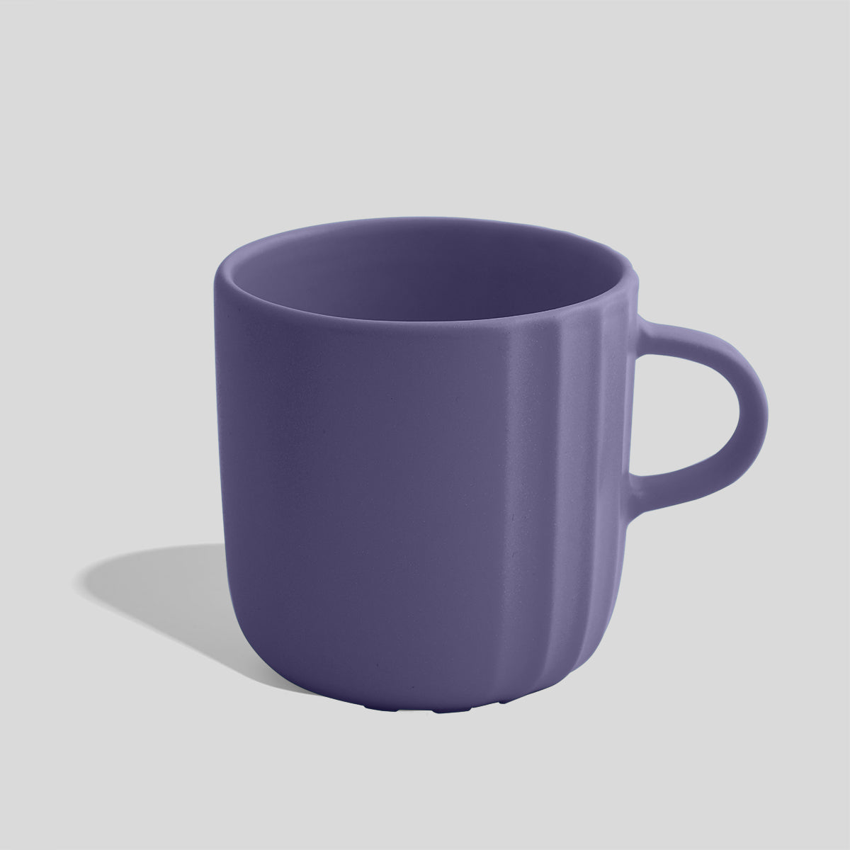 Rundliche Keramiktasse 380 ml mit feinen Längsrillen – Lavendel