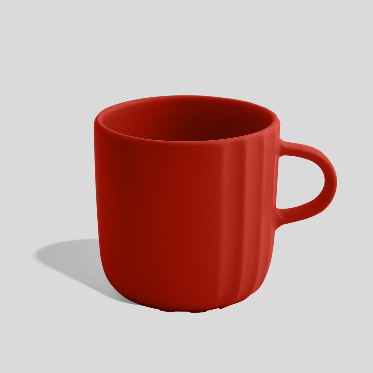 Rundliche Keramiktasse 380 ml mit feinen Längsrillen – Rot