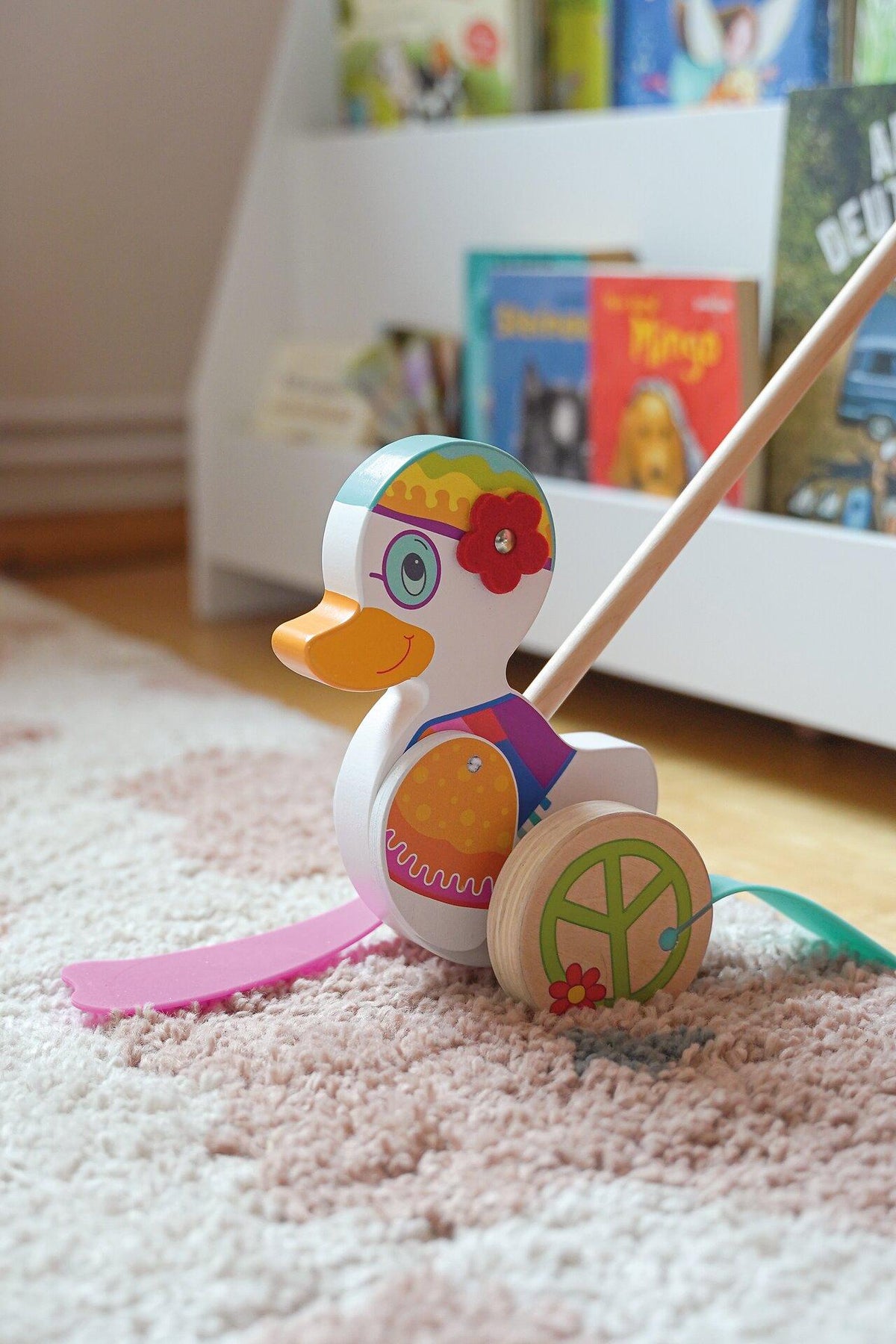 Schiebetier Ente Enna mit Peace Zeichen am Rad – zweite Ansicht