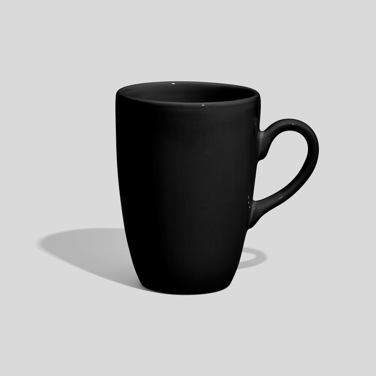 Schlanke Keramiktasse 330 ml mit geschwungenem Henkel – Schwarz