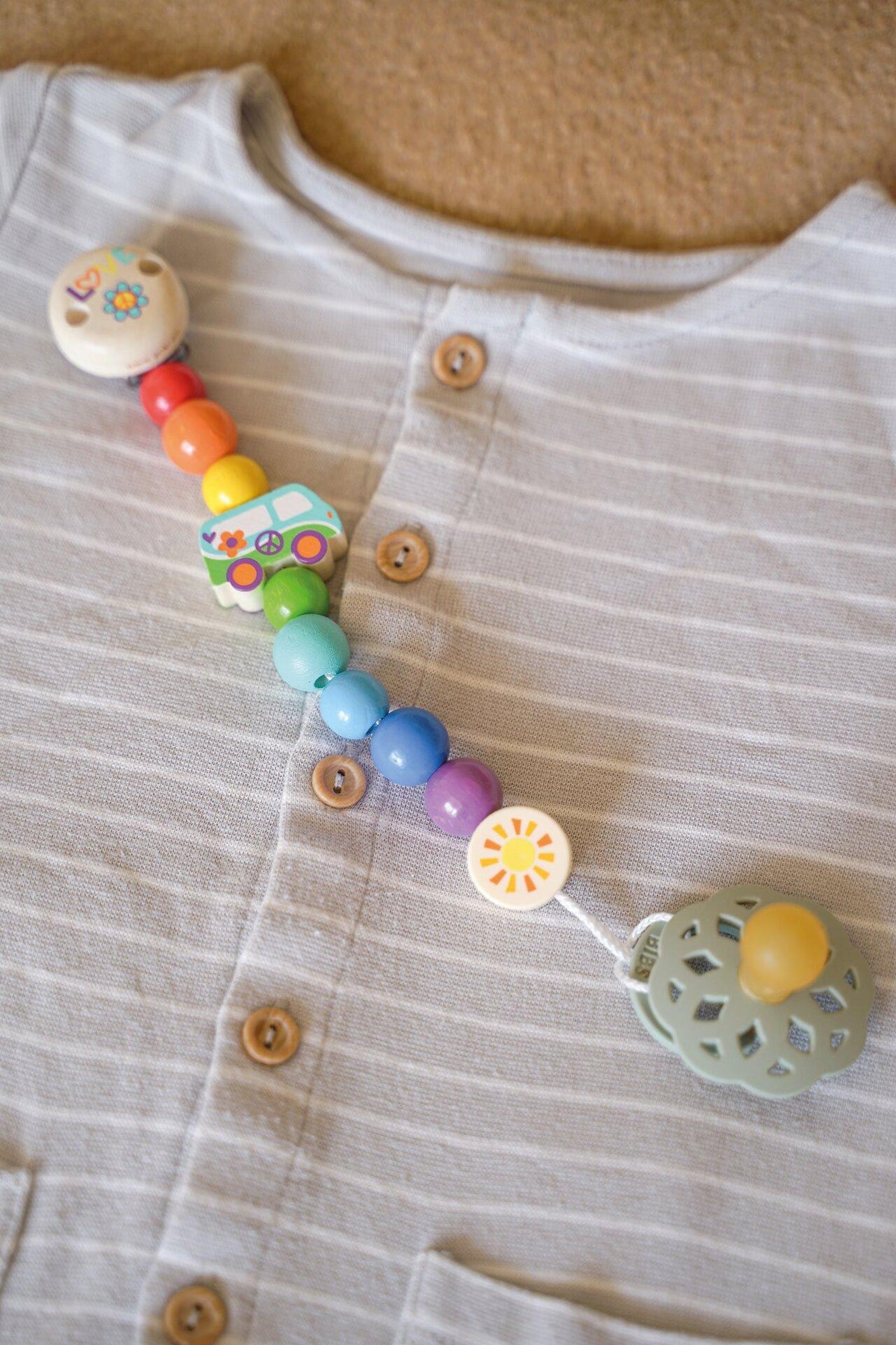 Schnullerkette Van mit Blumen und Regenbogenperlen – vierte Ansicht
