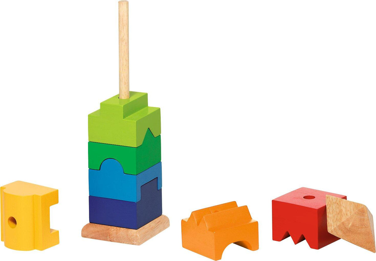 Stapelturm in Regenbogenfarben mit Spitzdach aus Holz – weitere Ansicht