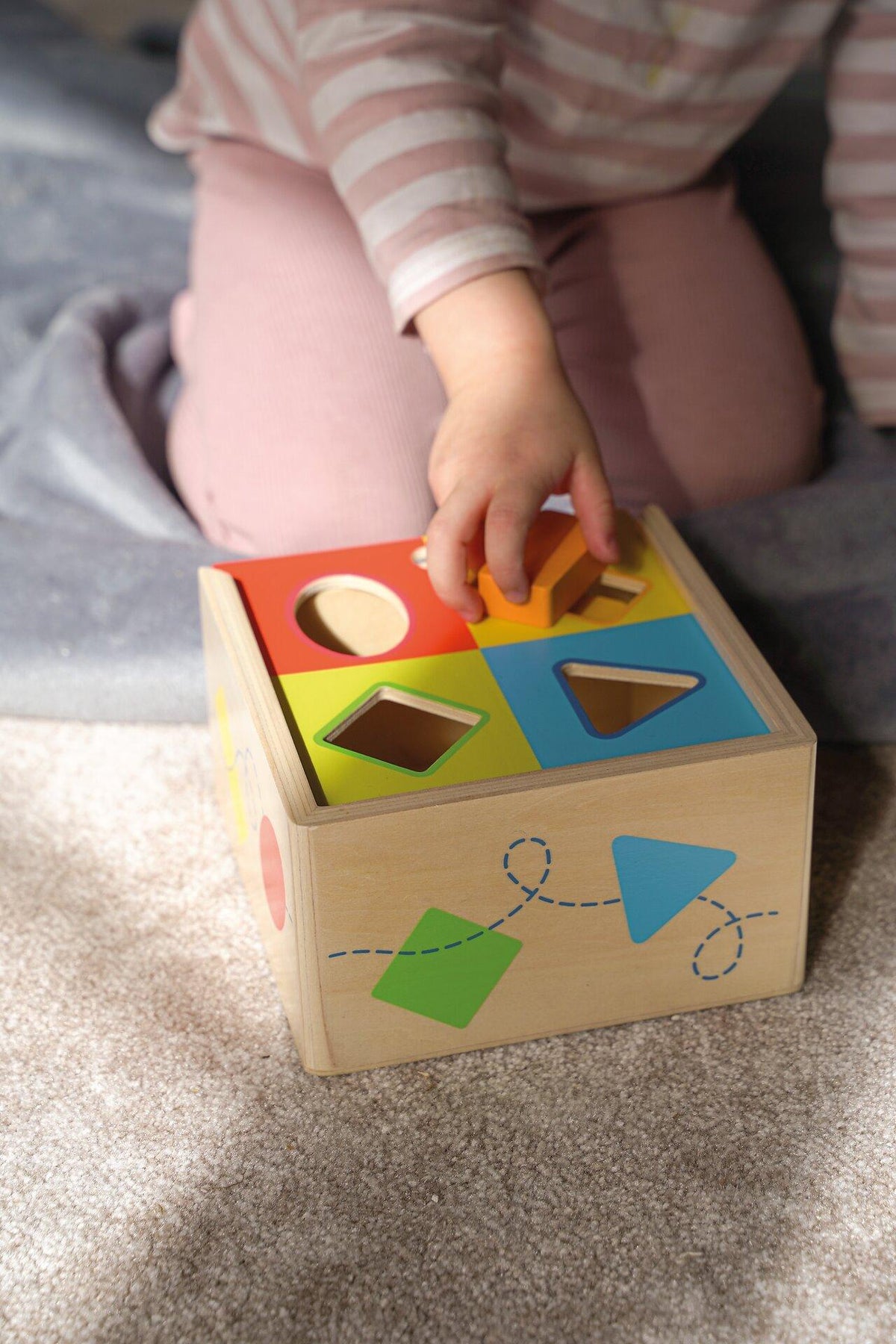 Steckbox Dreh die Form mit farbigem Deckel von goki – weitere Ansicht
