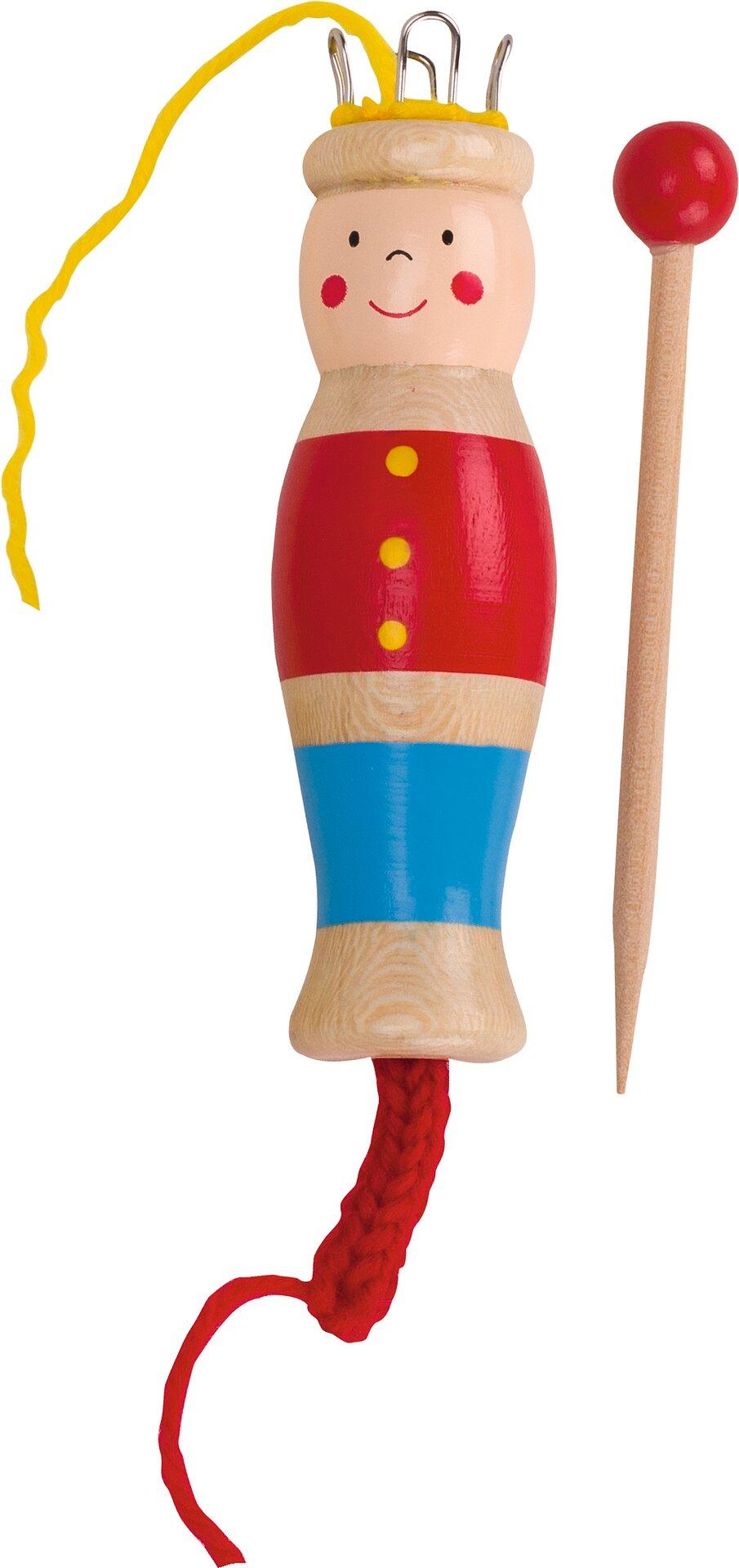 Stricksusel aus Holz als bunte Figur mit Holznadel – Ansicht