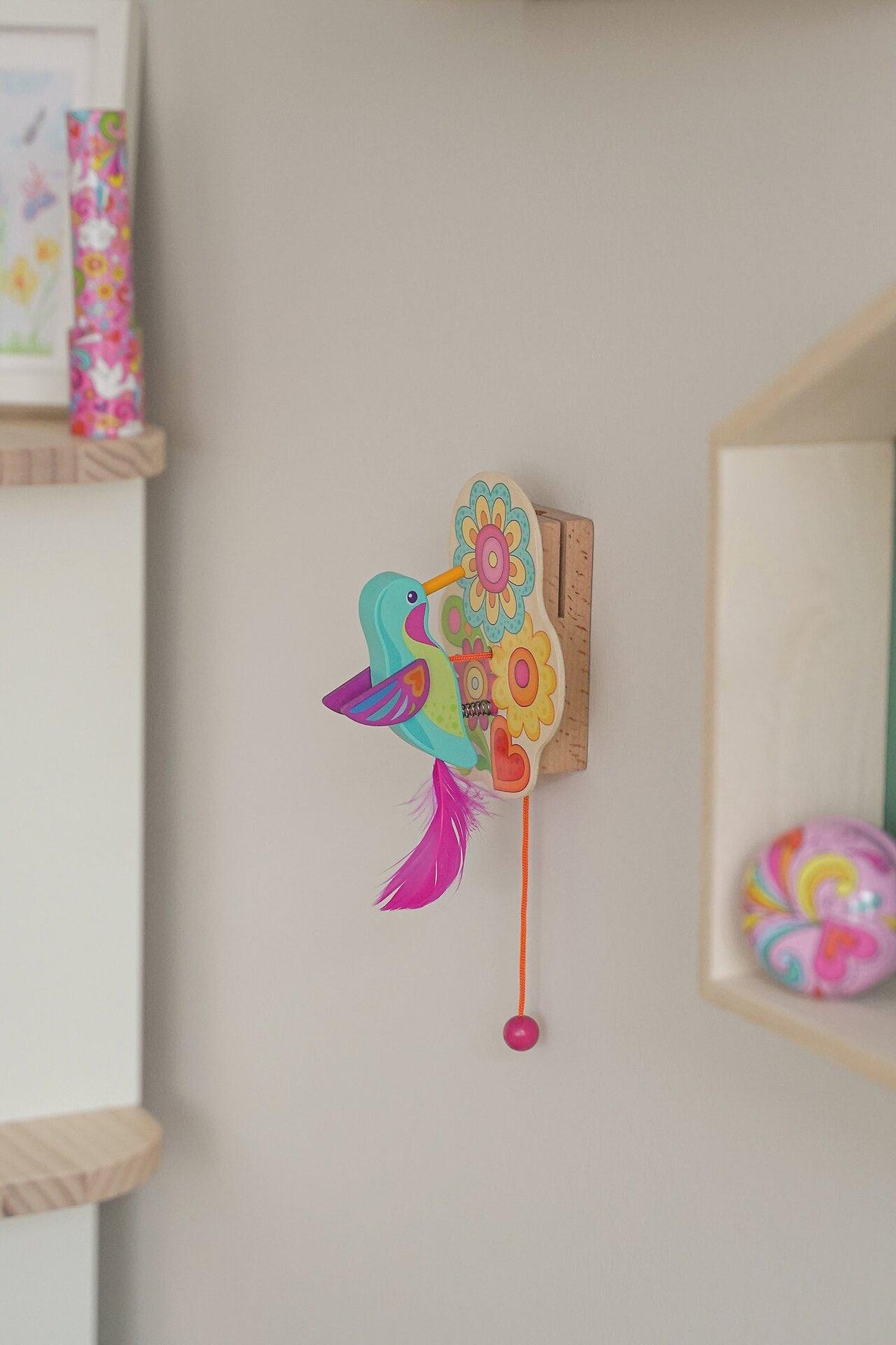 Türklopfer Kolibri Tiki mit Blumen und Feder – Nahaufnahme