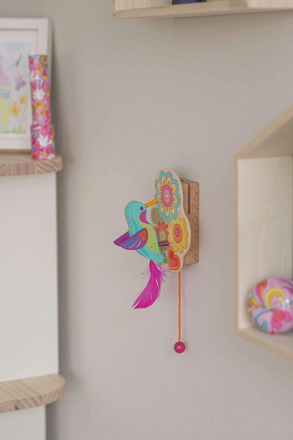Türklopfer Kolibri Tiki mit Blumen und Feder – Gesamtansicht