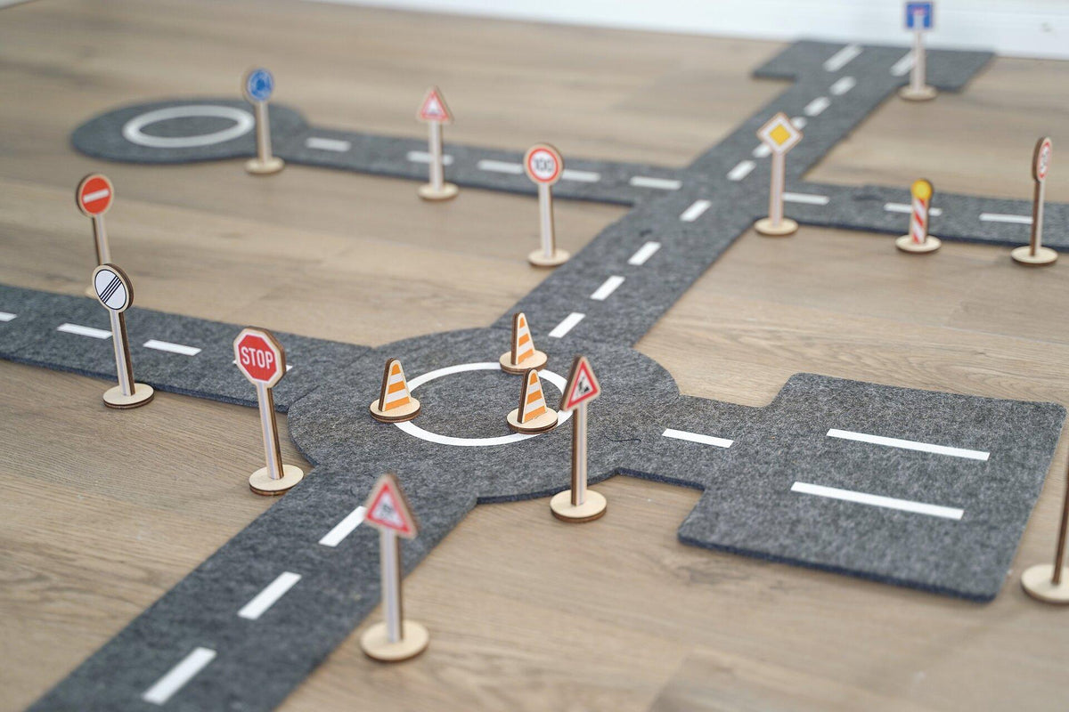 Verkehrszeichen Set mit Ampel aus Holz von goki – Ansicht