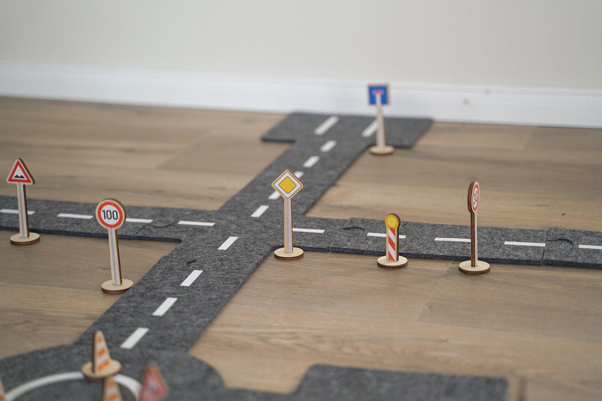Verkehrszeichen Set mit Ampel aus Holz von goki – Detail