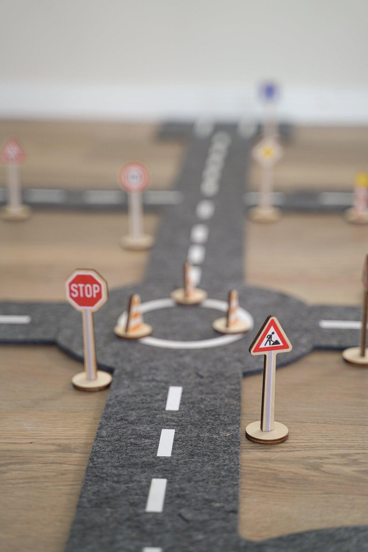 Verkehrszeichen Set mit Ampel aus Holz von goki – Nahaufnahme