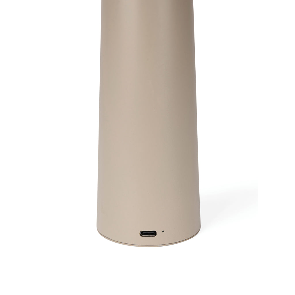 VINGA Avery RCS Tischlampe – greige