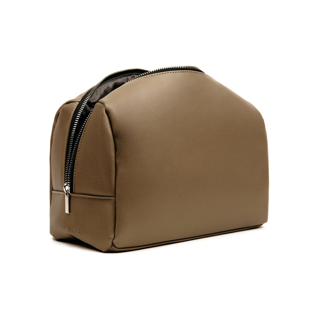 VINGA Bermond Kulturtasche aus RCS recyceltem PU – braun
