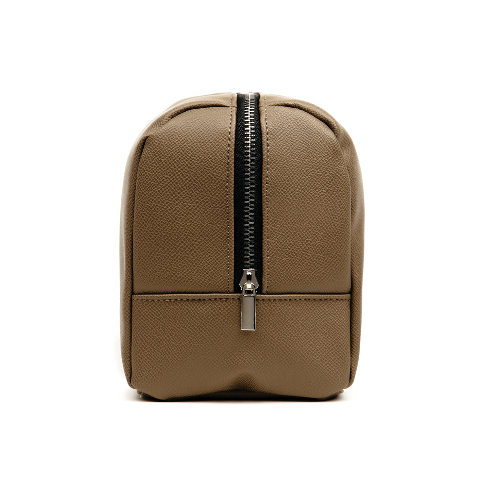 VINGA Bermond Kulturtasche aus RCS recyceltem PU – braun
