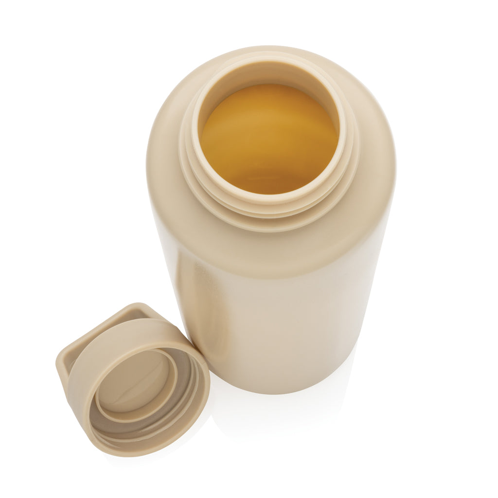 Wasserflasche mit Henkel aus RCS rPP – braun