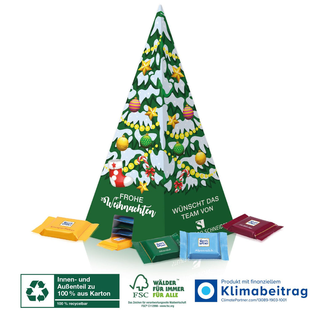 Der Karton-Adventskalender „Weihnachtspyramide“ von Ritter SPORT auf einem Tisch als festlicher Blickfang in der Weihnachtszeit