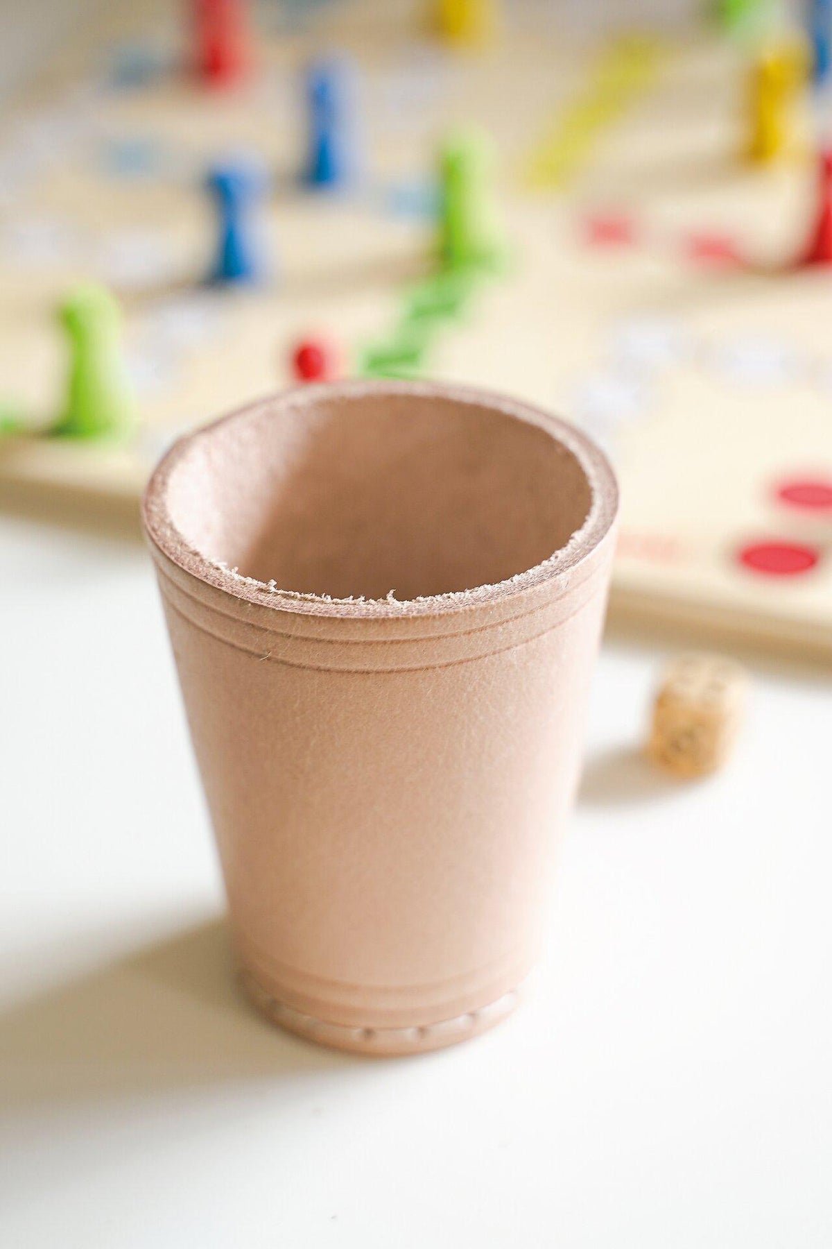 Würfelcup aus hellem Büffelleder mit Naht, Ø 7 cm – weitere Ansicht